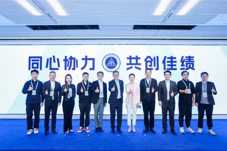  足球報：10家企業(yè)捧場新賽季出征儀式，深圳新鵬城進一步做強做優(yōu)