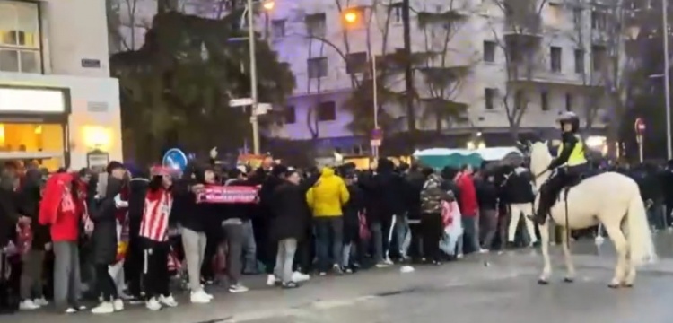  馬競球迷進入伯納烏時向人群投擲雜物，導致安保對其進行脫鞋檢查
