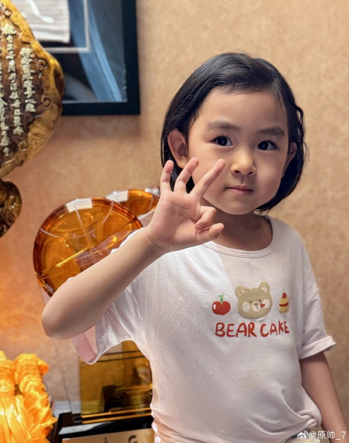  三分大賽三冠王！原帥曬三冠獎(jiǎng)杯：完成了女兒給安排的任務(wù)！