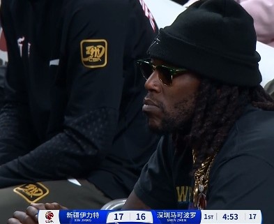  哦呦？你來了！新疆新外援哈雷爾場邊觀戰(zhàn)新疆主場vs深圳的比賽
