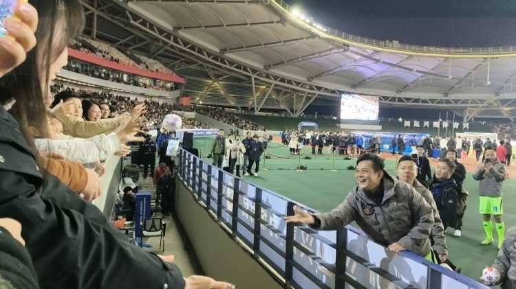  中國香港明星足球隊40載巡回賽樂山站，1-2不敵海浪明星足球隊