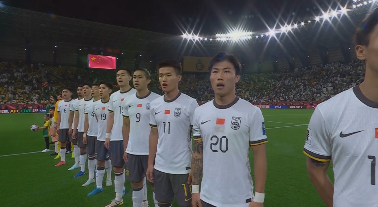  大戰(zhàn)一觸即發(fā)！賽前國(guó)歌儀式，國(guó)足首發(fā)11人高唱國(guó)歌