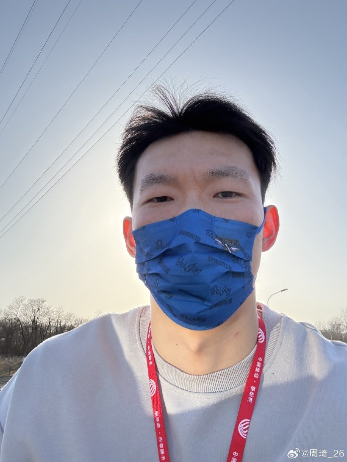  悠閑！周琦騎京牌電動(dòng)車(chē)出行：太陽(yáng)出來(lái)了 開(kāi)京牌兜兜風(fēng)！