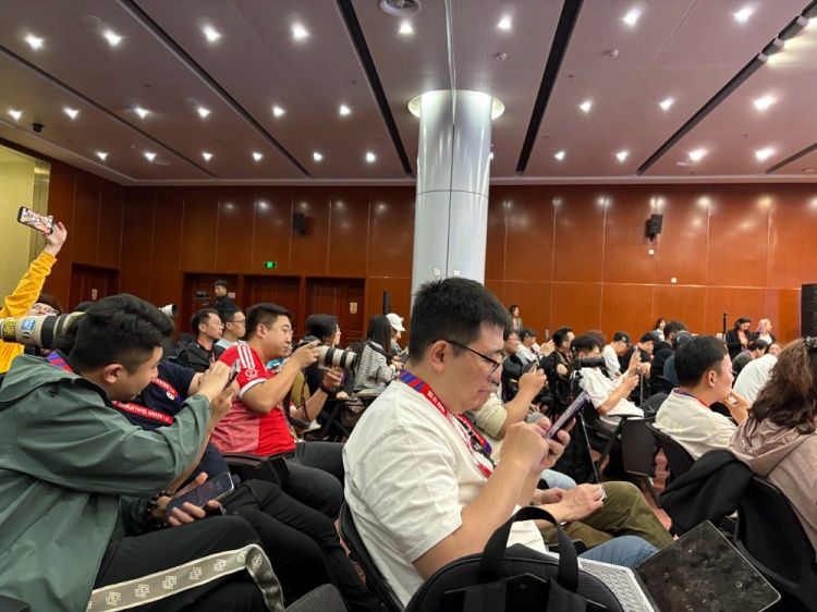  萬眾矚目！記者擠滿國足賽前新聞發(fā)布廳，賽場記者預(yù)計超300人