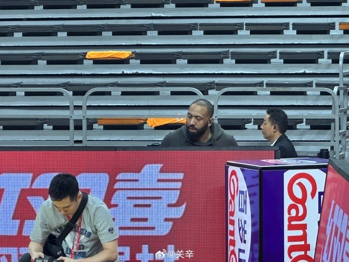  今晚不打？廣東主場(chǎng)迎戰(zhàn)廣廈 吉倫沃特一身便裝現(xiàn)身球館