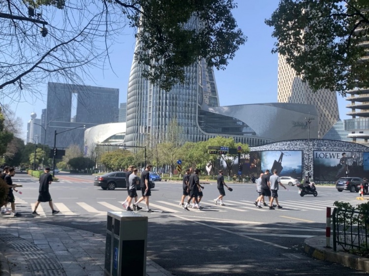  心態(tài)放松，有網(wǎng)友拍到澳大利亞隊(duì)早上在萬象城citywalk