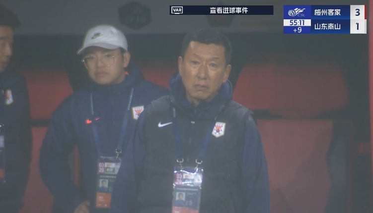  半場1-3落后遞補隊！場邊的崔康熙表情焦急