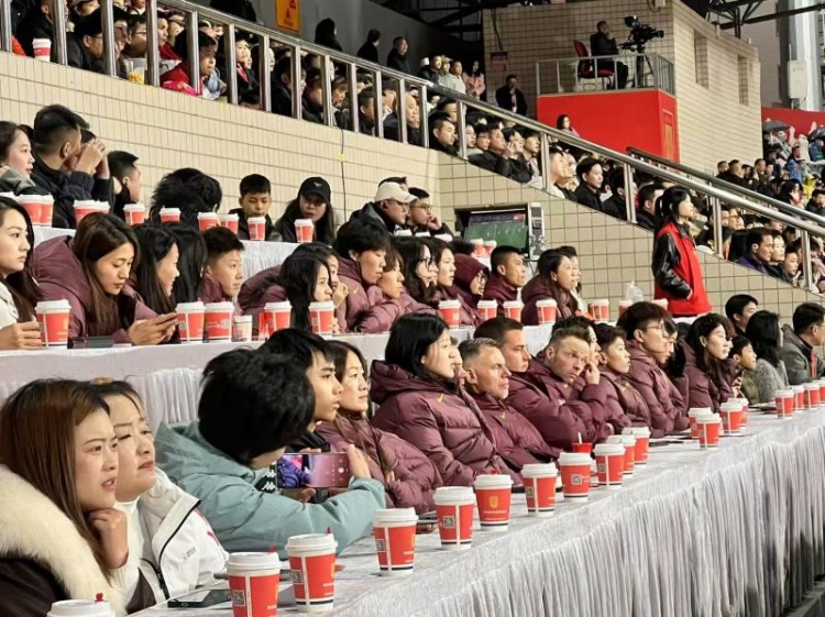  北青體育：中國女足現(xiàn)身中甲賽場，觀看重慶銅梁龍vs遼寧鐵人