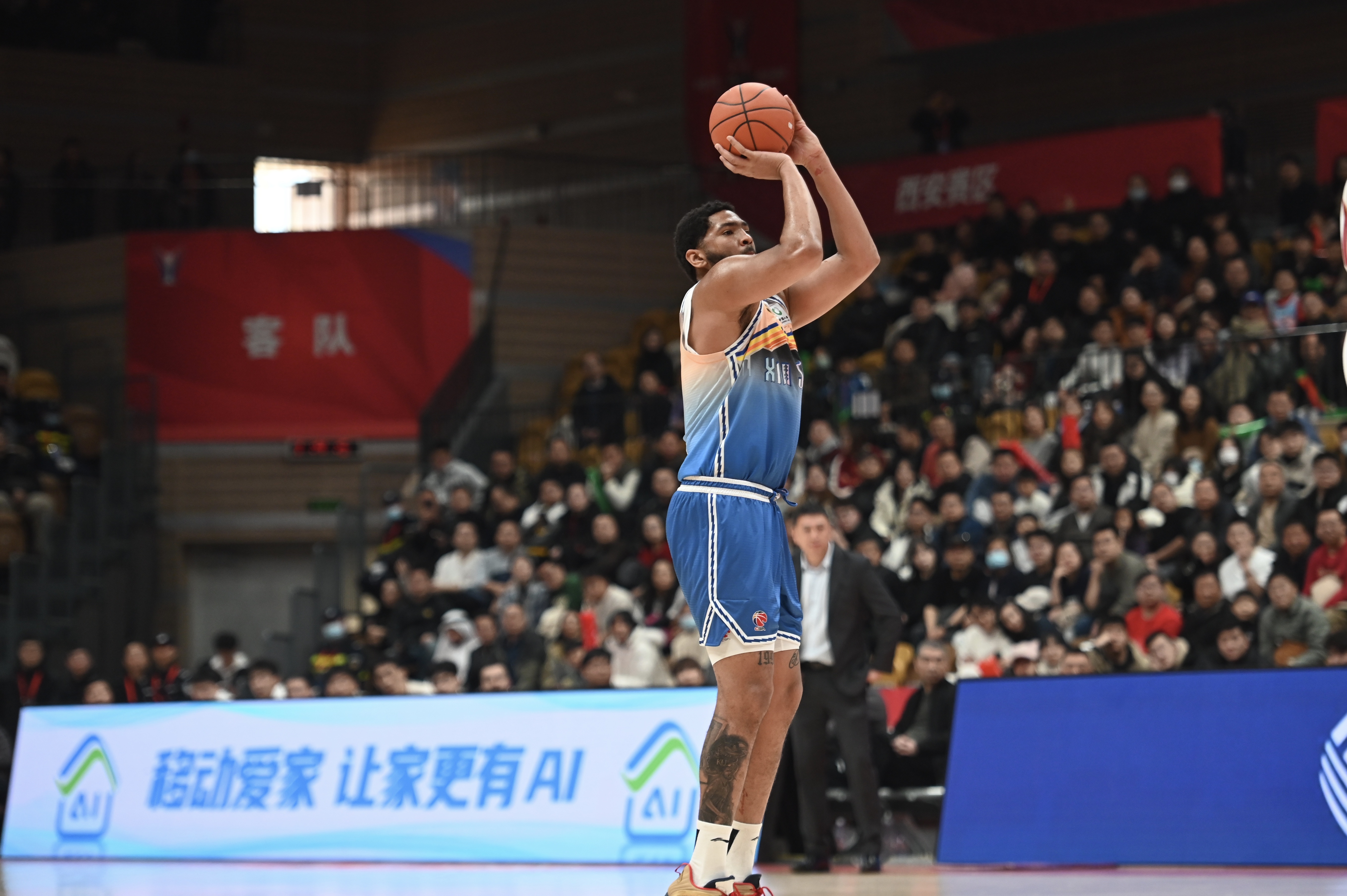  手感火熱！勞森半場7中6高效砍下17分5籃板 首節(jié)15分